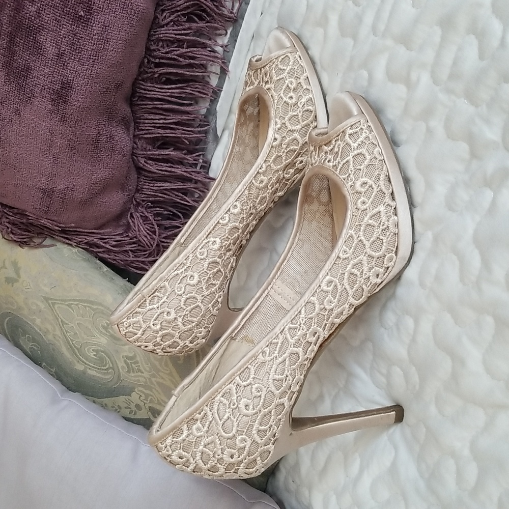 Le Chateau moda reflex lace nude peep toe size 7